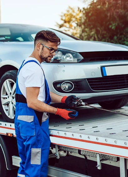 Spillanes mechanic working on recovery vehicle
